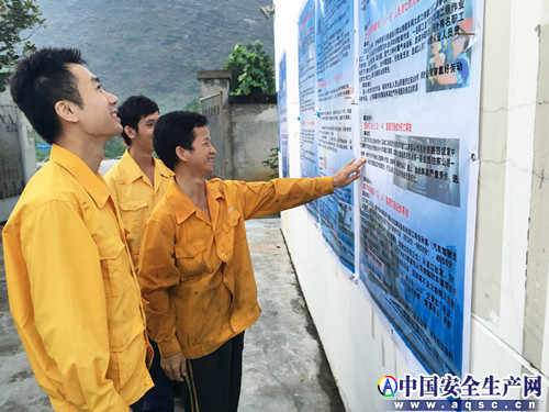 图为：9月14日玉林工务段容县线路车间职工在驻足观看事故案例巡回展。_副本.jpg